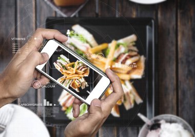 Yiyecek Tarama Teknolojisi ve Sağlıklı Yeme Yaşam Taramaları. Akıllı telefon kullanan bir adam beslenme bilgilerini kontrol ediyor