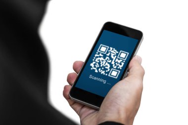 QR kodu tarama ve doğrulama. Mobil akıllı telefon taraması yapan işadamı Qr kodunu ekranda tutuyor