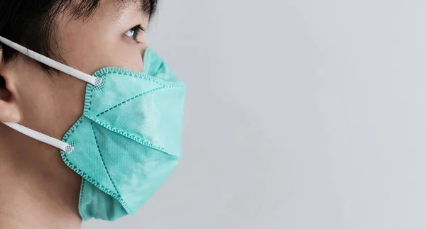 Närbild Man Med Skyddande Ansiktsmask Förebyggande Coronavirus Bakterier Och Luftföroreningar — Stockfoto