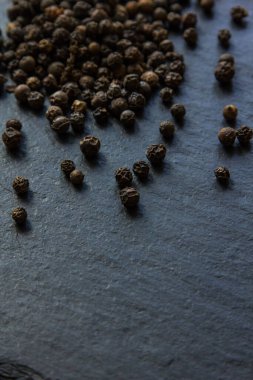 Siyah arkaplana serpiştirilmiş baharatlar