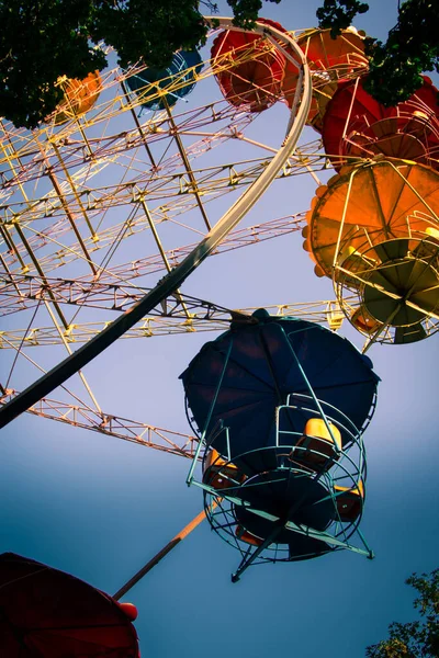 Dönme dolabın yüksekliğinden gökyüzüne bakan manzara.