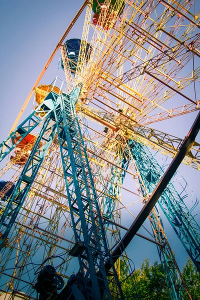 Dönme dolabın yüksekliğinden gökyüzüne bakan manzara.