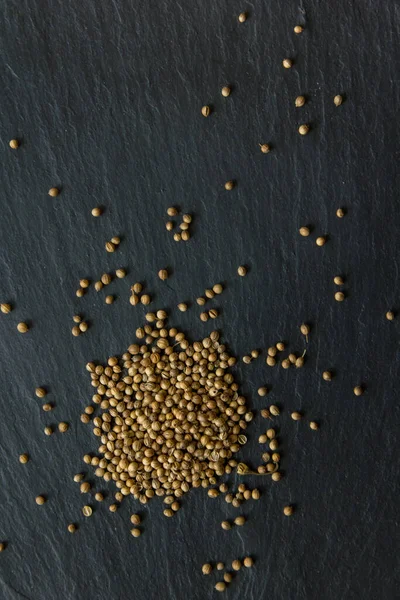 Siyah arkaplana serpiştirilmiş baharatlar