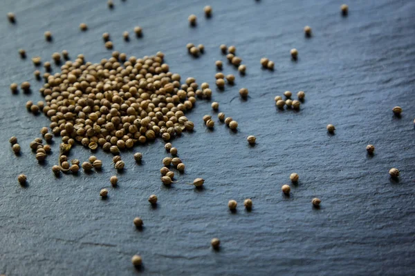 Siyah arkaplana serpiştirilmiş baharatlar