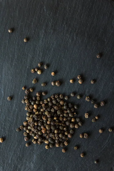 Siyah arkaplana serpiştirilmiş baharatlar