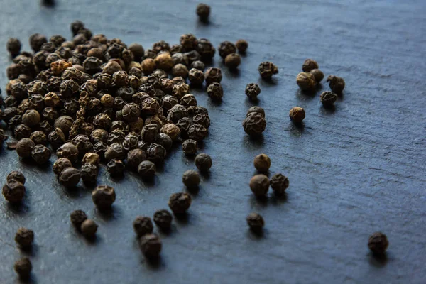 Siyah arkaplana serpiştirilmiş baharatlar