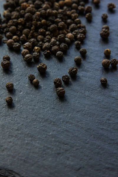 Siyah arkaplana serpiştirilmiş baharatlar