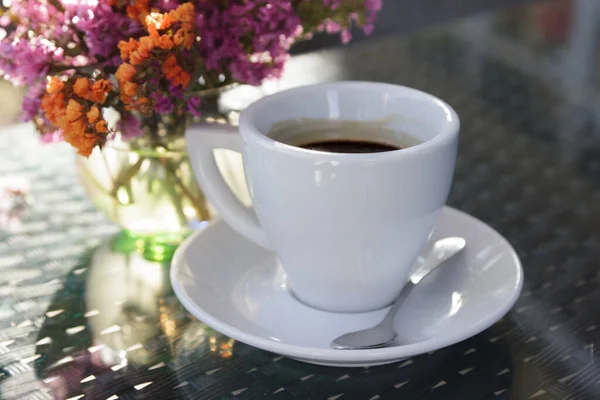 Terasta bir fincan kahve.