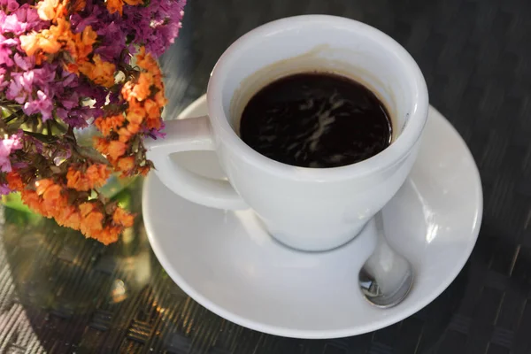 Terasta bir fincan kahve.