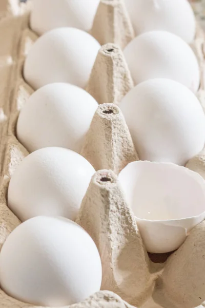 Tepside beyaz yumurtalar