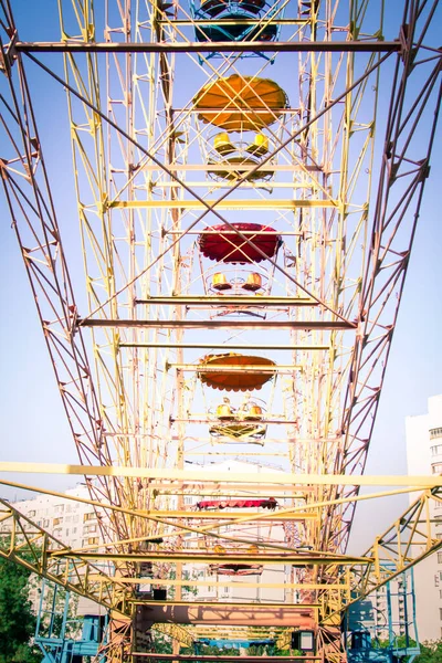 Dönme dolabın yüksekliğinden gökyüzüne bakan manzara.