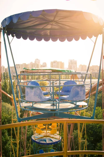 Dönme dolabın yüksekliğinden gökyüzüne bakan manzara.