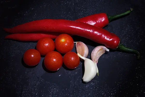 Biberli vişneli domates ve sarımsak.