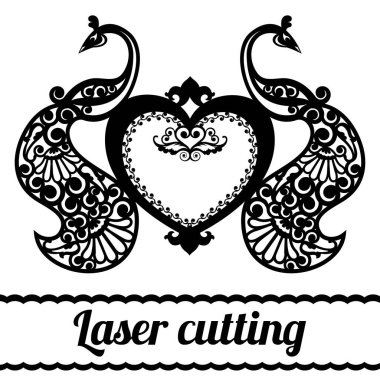Dekoratif bir kalbi ve lazer kesimi için kuşları olan çerçeve