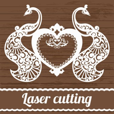 Dekoratif bir kalbi ve lazer kesimi için kuşları olan çerçeve