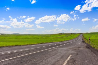 Otoban. Açık görüş ve güneşli hava seyahat için.