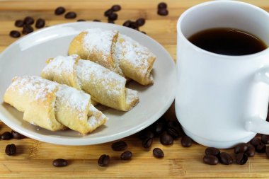 Bir fincan kahve ve pasta kek kahve çekirdekleri ile.