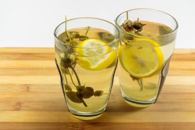 Sıcak bir bardak limon dilimi ile adaçayı çay