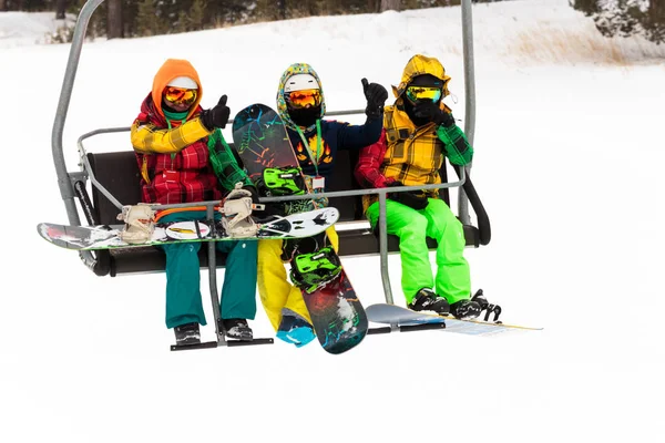 Remontées mécaniques et skieurs, Station de ski panoramique Saison d'hiver — Photo