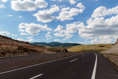 Otoban. Açık görüş ve güneşli hava seyahat için.