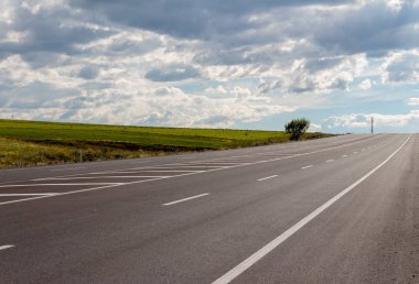 Otoban. Açık görüş ve güneşli hava seyahat için.