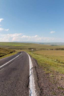 Otoban. Açık görüş ve güneşli hava seyahat için.