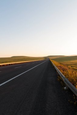 Otoban. Açık görüş ve güneşli hava seyahat için.