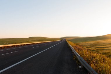 Otoban. Açık görüş ve güneşli hava seyahat için.