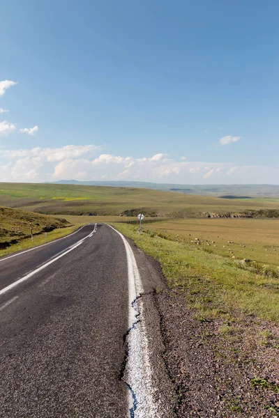 Otoban. Açık görüş ve güneşli hava seyahat için.