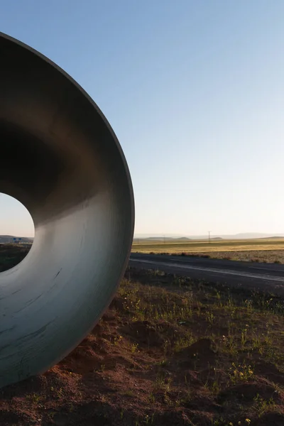 Grandes tubos de concreto à espera de obras de infra-estrutura . — Fotografia de Stock