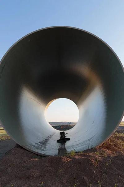 Grandes tubos de concreto à espera de obras de infra-estrutura . — Fotografia de Stock