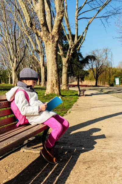 Dziecka, czytanie książek na świeżym powietrzu w parku — Zdjęcie stockowe