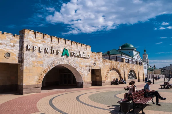 Turistler ve yerliler üzerinde yaya yürüyüş Bauman sokak, Kazan, Tataristan, Rusya Federasyonu.