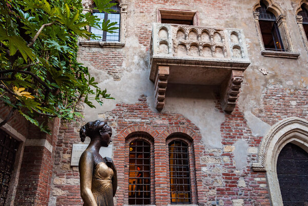 Statue of Juliet, with balcony in the background. Verona, Italy.