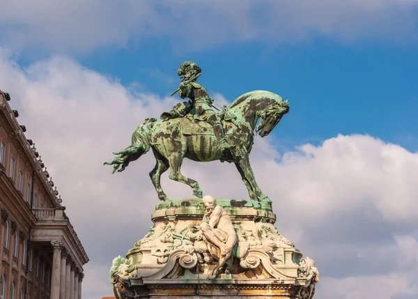 ブダ城の歴史的な王宮の前にあるサヴォヤイ・オイゲン王子の乗馬像。ブダペスト — ストック写真