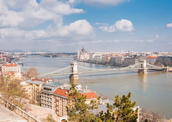 ブダペストの国会議事堂前景色と鎖橋の概要パノラマ — ストック写真
