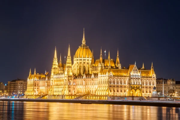 Night view of the Hungarian Parliament Building on the bank of the Danube in Budapest — Stock Photo, Image