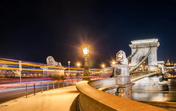 มุมมองกลางคืนของสะพานโซ่ Szechenyi เป็นสะพานแขวนที่ครอบคลุมแม่น้ําดานูบระหว่างบูดาและพีท, ฮังการี . — ภาพถ่ายสต็อก