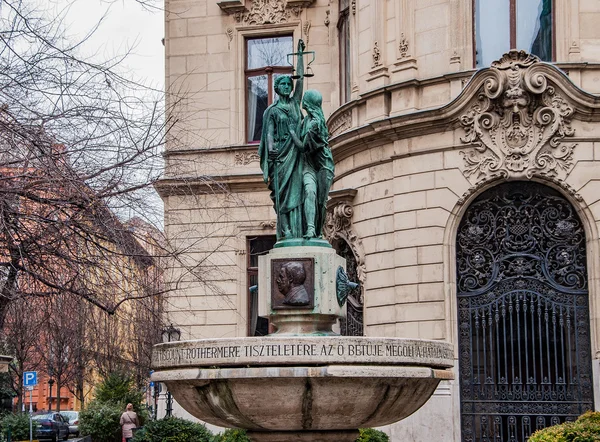Фонтан на фоне фасада библиотеки имени митрополита Эрвина Забо - самая большая библиотечная сеть Будапешта — стоковое фото