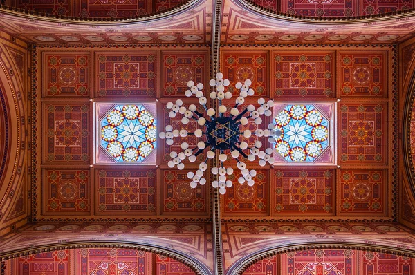 Decke der Großen Synagoge ist ein historisches Gebäude in Budapest, Ungarn — Stockfoto