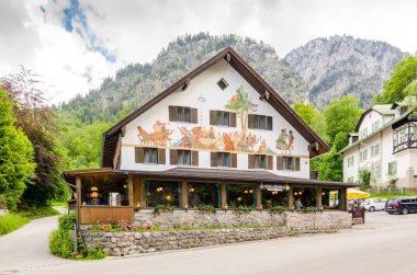 Almanya'da castle Neuschwanstein yakınındaki Bavyera Alpleri'nde güzel boyalı evi.