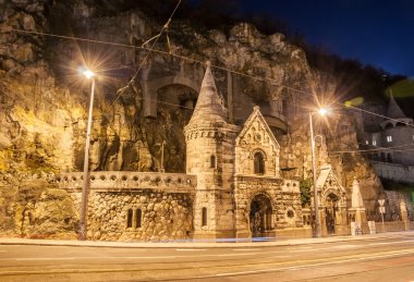 Budapeşte Gellert Tepesi içinde bulunan lens fişekleri ile Mağara Kilisesi Cephesi