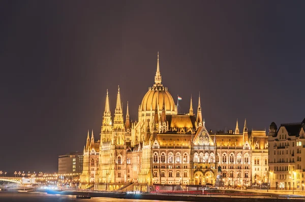 Night view of the Hungarian Parliament Building on the bank of the Danube in Budapest — Stock Photo, Image