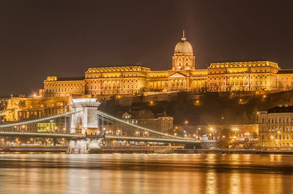Éjszakai nézetet a Széchenyi Lánchíd fölött a Duna és a királyi palota, Budapest, — Stock Fotó