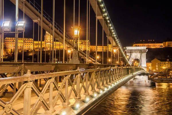 在布达佩斯多瑙河上的塞切尼链桥的夜景 — 图库照片