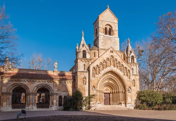 A Jak kápolna, a Vajdahunyad vára áll egy működő katolikus chuch, budapesti — Stock Fotó