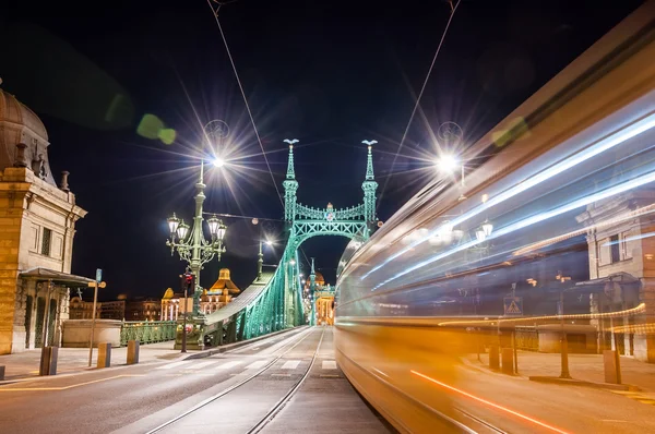 Budapeşte, Macaristan'da lens fişekleri ile Liberty Köprüsü veya Özgürlük Köprüsü tramvay Gece görünümü