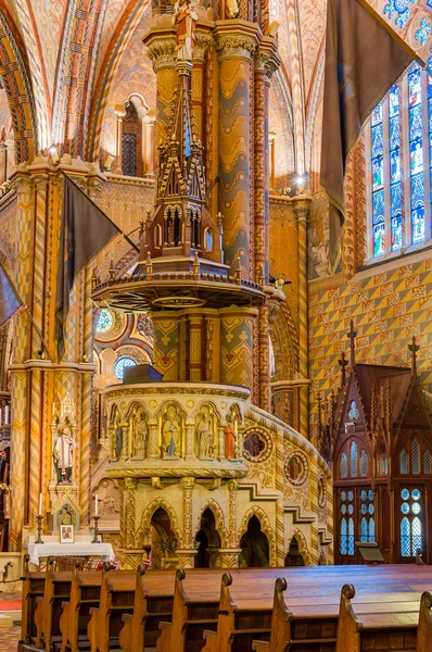 Interior de la Iglesia Matthias es una iglesia católica situada en Budapest — Foto de Stock
