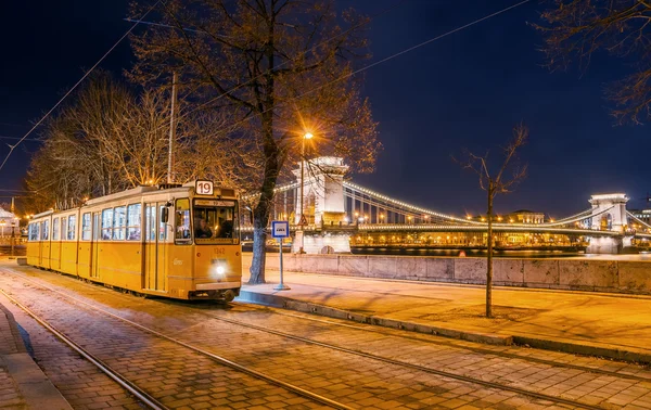 ブダペストのチェーンブリッジを背景にしたトラムの夜景 — ストック写真