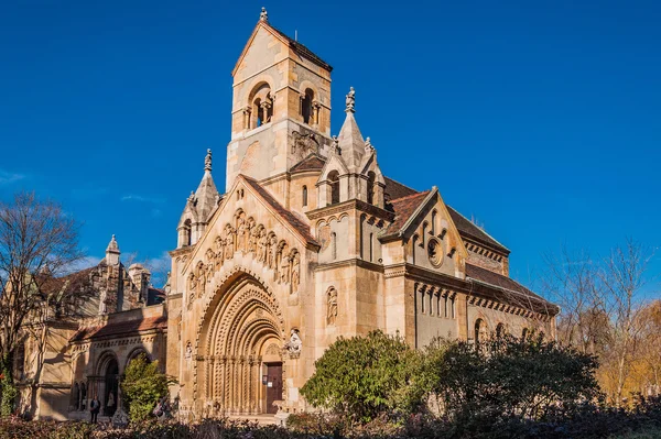 ヴァイダフニャディ城の Jak チャペルはブダペストにある機能カトリック教会堂です。 — ストック写真